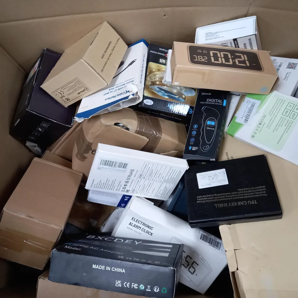 BOX OF APPROXIMATELY 30 ASSORTED ITEMS TO INCLUDE E-CIGS OF VARIOUS TYPES, WIRELESS EARPHONES, HANGING NECK FANS, ETC