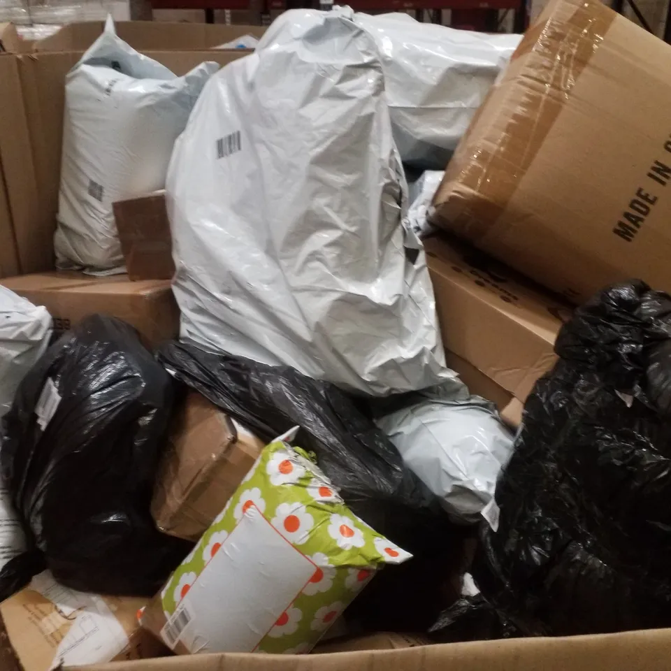 PALLET CONTAINING ASSORTED PILLOWS & CUSHIONS