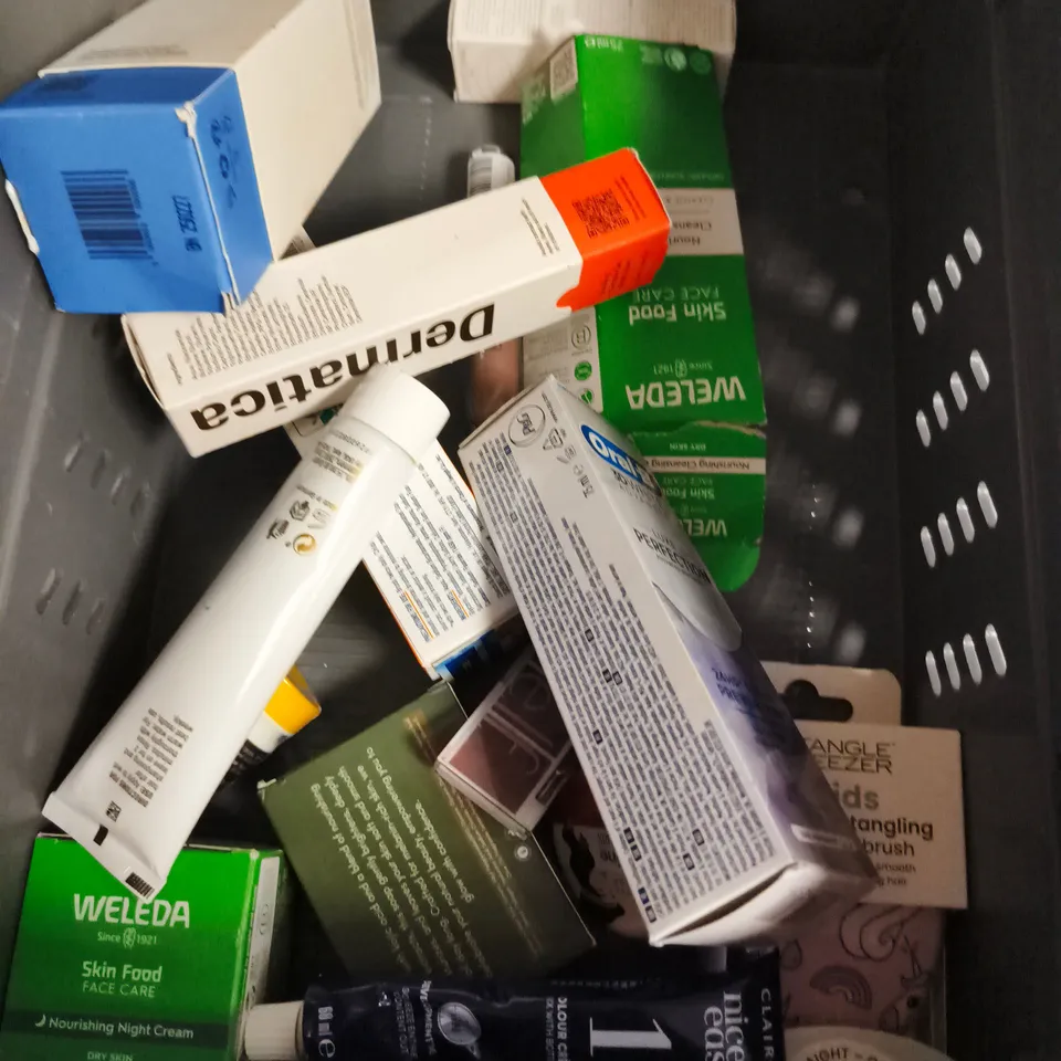 APPROXIMATEY 20 ASSORTED HEALTH AND BEAUTY PRODUCTS TO INCLUDE - DOVE BODY WASH - GRACE & STELLA ENERGIZING EYE MASKS - VIRTUE RESTORATIVE TREATMENT MASK - ETC