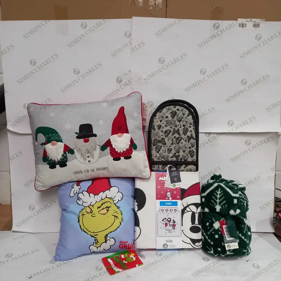 BOX OF APPROX 30 ASSORTED ITEMS TO INCLUDE - DOUBLE OVEN GLOVES - GRINCH CUSHION - DISNEY MICKEY AND FRIENDS DUVET KING SIZE ECT