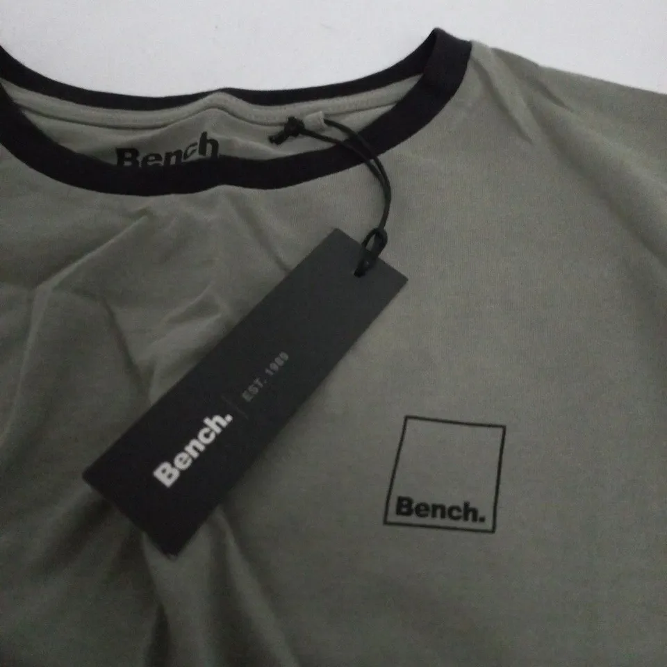 Bench. Men's green and white t-shirts – XXL, with Black Trim (2-pack)