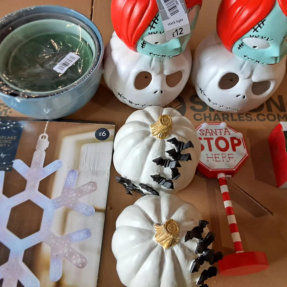 LOT OF APPROXIMATELY 16 ASSORTED HOUSEHOLD ITEMS TO INCLUDE MIXING BOWLS, STACK LIGHTS AND HANGING LIGHT