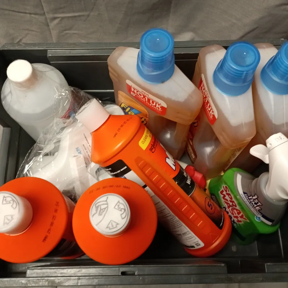 APPROXIMATELY 10 ASSORTED HOUSEHOLD LIQUID PRODUCTS TO INCLUDE MR MUSCLE, SPRAY WASH MAX, TOILET CLEANER GEL, ETC - COLLECTION ONLY