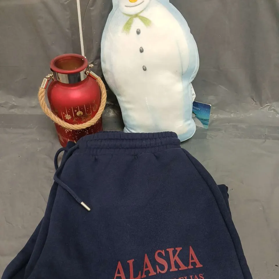 APPROXIMATELY 5 HOUSEHOLD ITEMS TO INCLUDE SNOWMAN PLUSH, JOGGING BOTTOMS AND SNOWFLAKE JAR