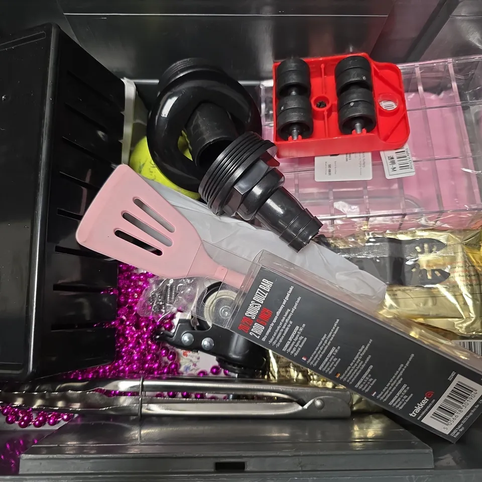 APPROXIMATELY 12 ASSORTED HOUSEHOLD ITEMS TO INCLUDE COREFIX PLASTERBOARD WALL FIXING, TENNIS BALL, SNUGS BUZZ BAR, ETC