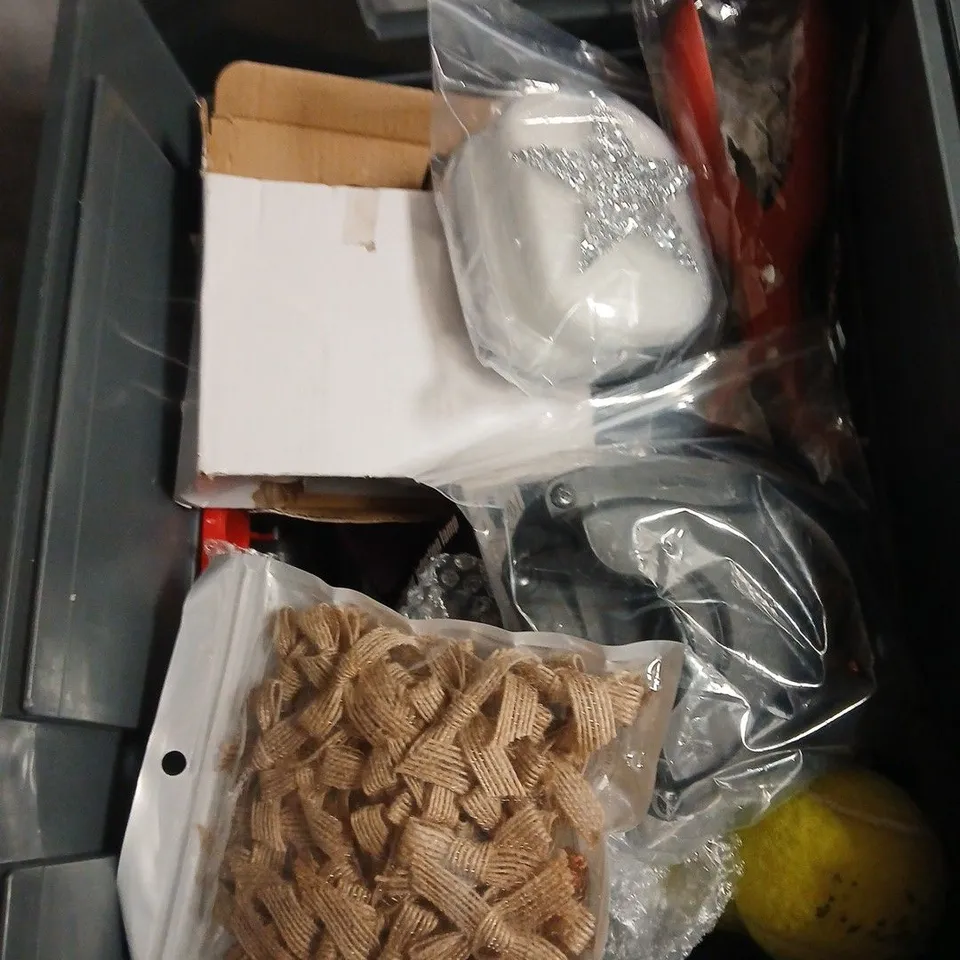 APPROXIMATELY 20 ASSORTED HOUSEHOLD ITEMS TO INCLUDE LINED POST IT NOTES, HAND-PAINTED NEEDLE PENS AND 10 REGULAR ROTO YELLOWS