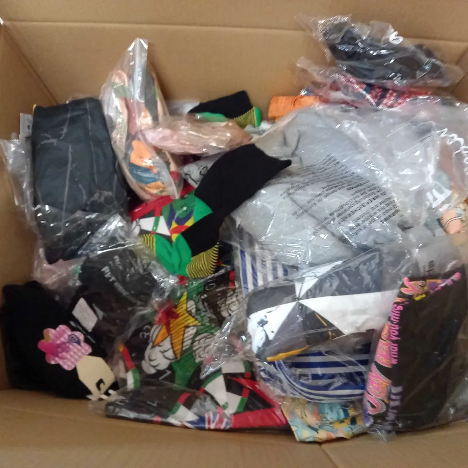 LARGE QUANTITY OF CLOTHING ITEMS TO INCLUDE DRESSES, SWEATERS, JEANS, T-SHIRTS, ETC