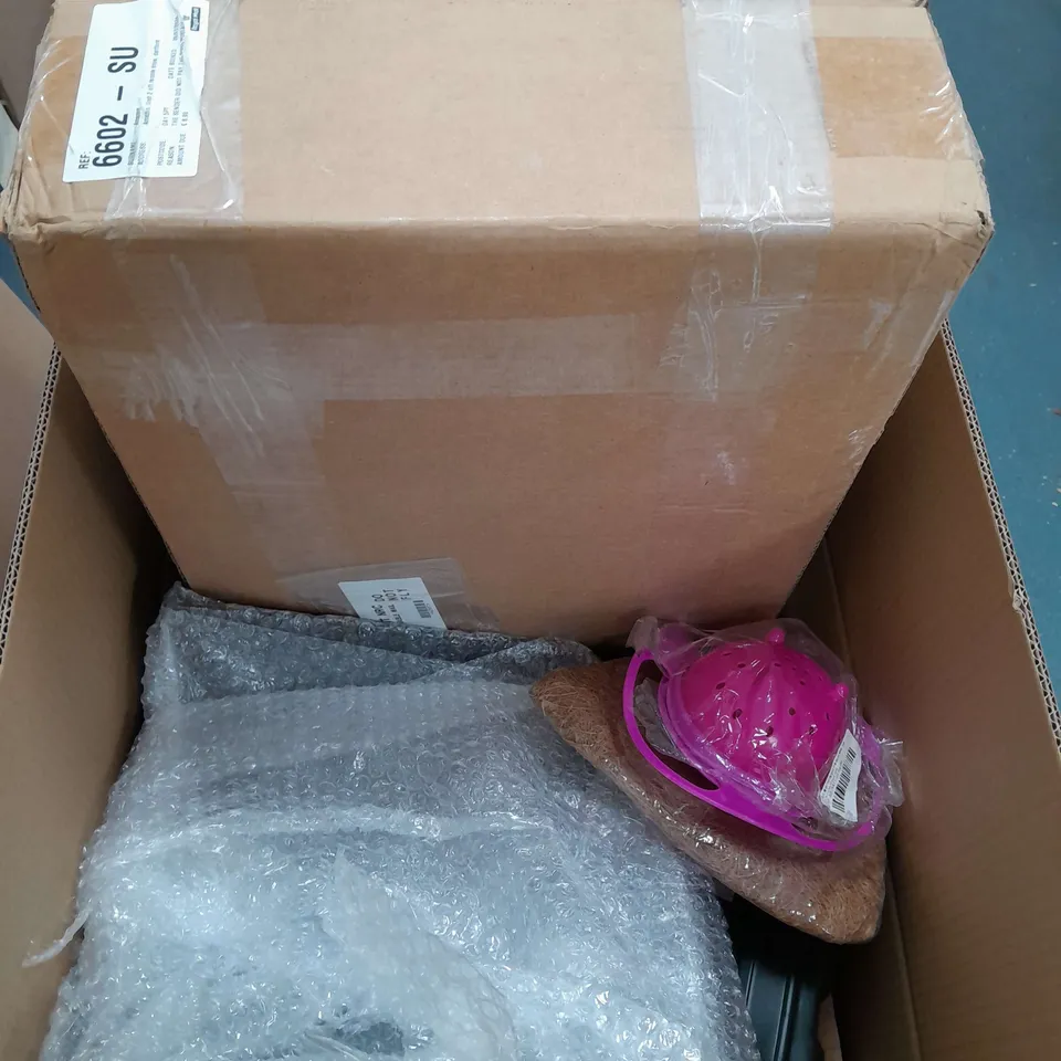 APROXIMATELY 6 ASSORTED HOUSEHOLD ITEMS TO INCLUDE BACKPACKS , TOWELS , BOTTLES , ETC 