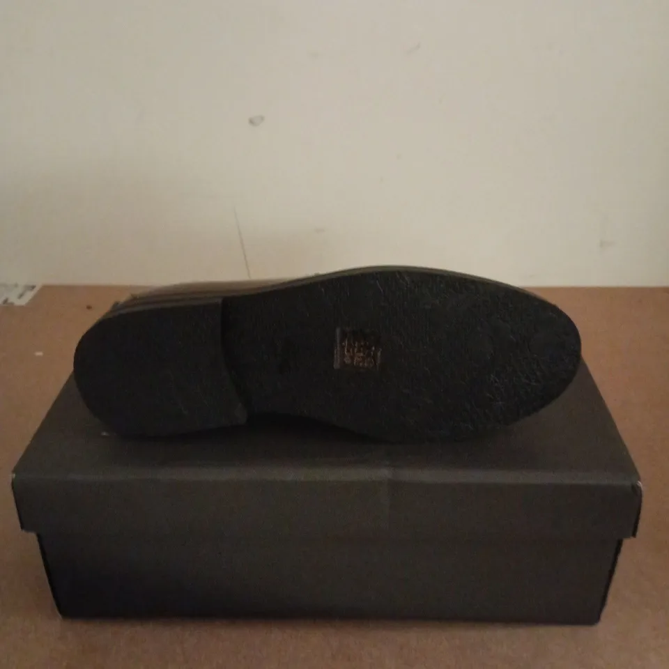 BOXED PAIR OF DUKE + DEXTER WILDE CHESTNUT VINE PENNY LOAFERS - UK 7