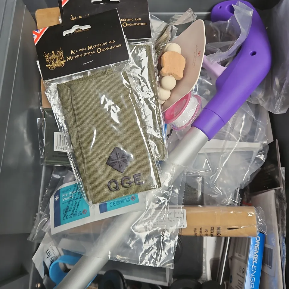 APPROXIMATELY 15 ASSORTED HOUSEHOLD ITEMS TO INCLUDE PICTURE FRAME, ANTIBACTERIAL WIPES, HEMMING WEB ETC 
