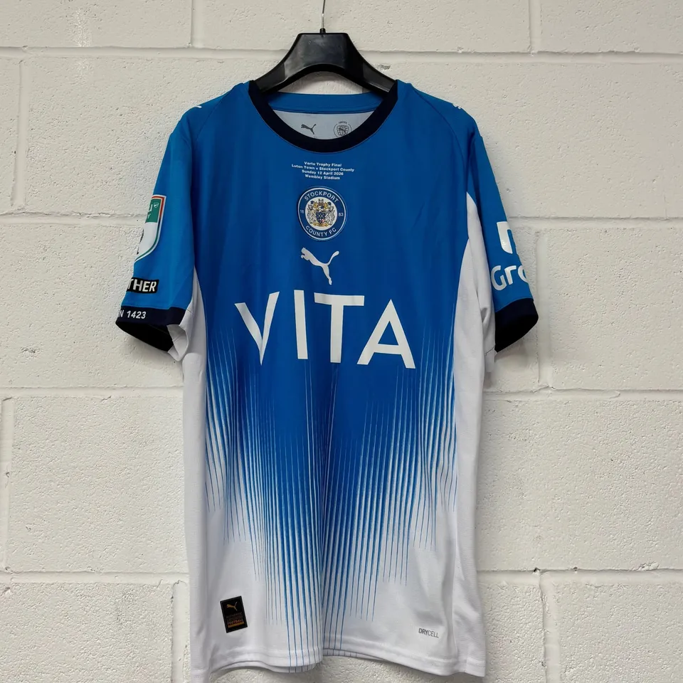 STOCKPORT COUNTY F.C VERTU TROPHY FINALS MATCH WORN HOME SHIRT IN BLUE/WHITE - EU M / ETHAN PYE #15