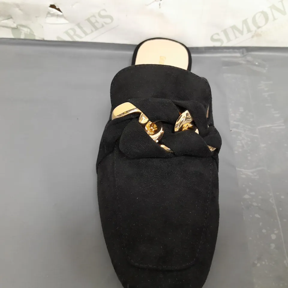 BOXED PAIR OF GRACELAND SLIP-ON SHOES IN BLACK W. GOLD EFFECT DETAIL UK SIZE 4