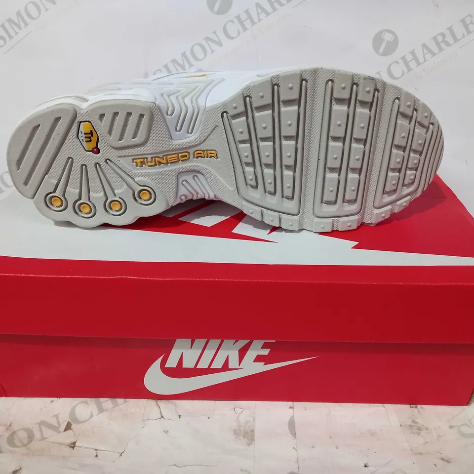 BOXED PAIR OF NIKE AIR MAX PLUS III SHOES IN WHITE UK SIZE 6