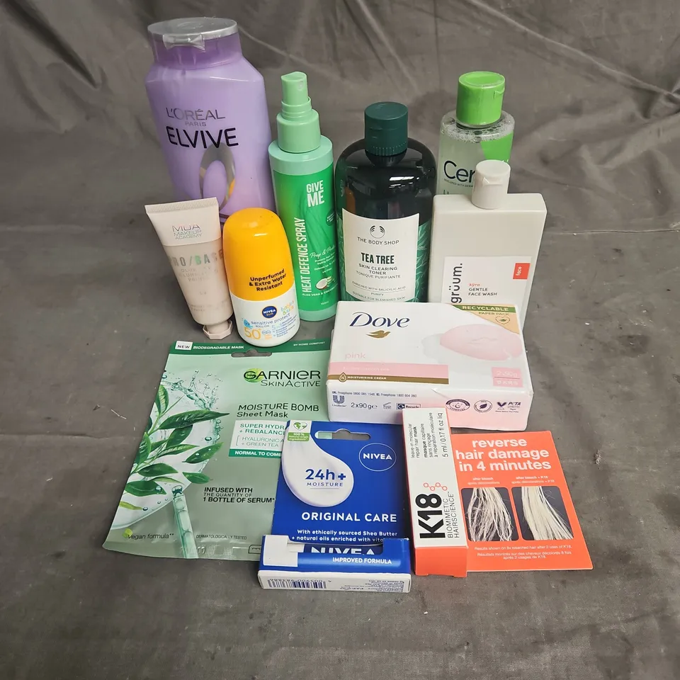 APPROXIMATELY 20 ASSORTED HEALTH & BEAUTY PRODUCTS TO INCLUDE - K18 HAIR MASK SAMPLE - MUA PRO BASE ILLUMINATING PRIMER - L'OREAL ELVIVE HYDRA HYALURONIC SHAMPOO - ETC