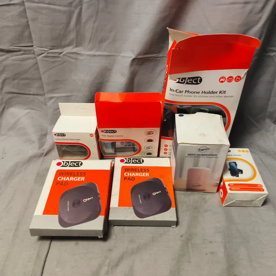 APPROXIMATELY 25 ASSORTED ELECTRICAL ITEMS TO INCLUDE WIRELESS CHARGER PAD, IN-CAR PHONE HOLDER KIT, MIST HUMIDIFIER, ETC