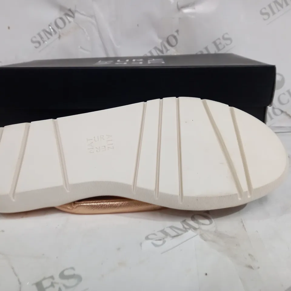 BOXED PAIR OF NATURALIZER SANDALS IN GOLD AND WHITE SIZE 6