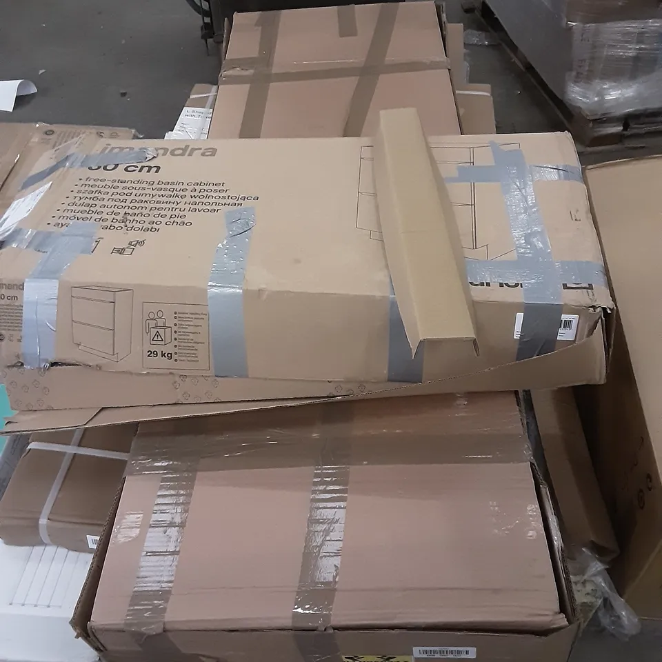 PALLET OF ASSORTED BATHROOM ITEMS , INCLUDING A FREE STANDING BASIN CABINET,  L SHAPED SCREEN   , 4 FOLD BATH SCREEN , BATH STORAGE UNIT 