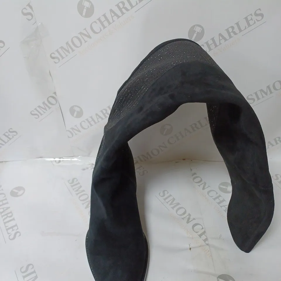 PAIR OF MODA IN PELLE ZARRA OVERKNEE BOOTS BLACK SUEDE SIZE 3