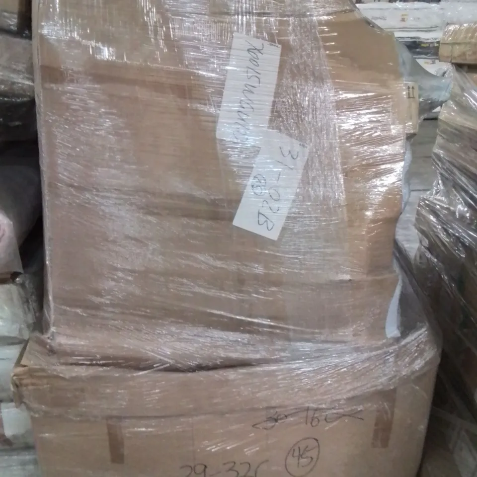PALLET CONTAINING LARGE QUANTITY OF SHADE SAILS -VARIOUS COLOURS-