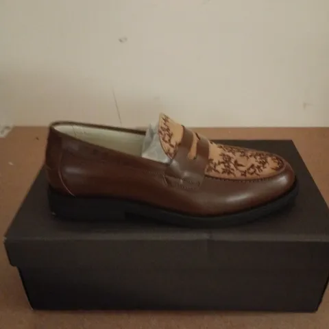 BOXED PAIR OF DUKE + DEXTER WILDE CHESTNUT VINE PENNY LOAFERS - UK 7