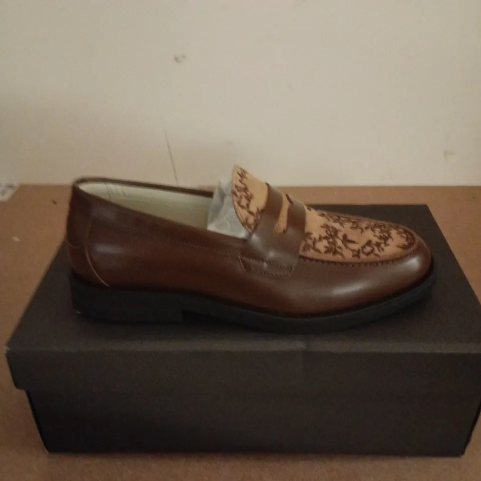 BOXED PAIR OF DUKE + DEXTER WILDE CHESTNUT VINE PENNY LOAFERS - UK 7