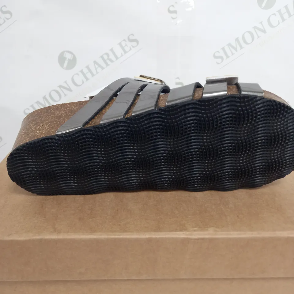 BONOVA FLORAL FOOTBED SANDAL - SIZE 6