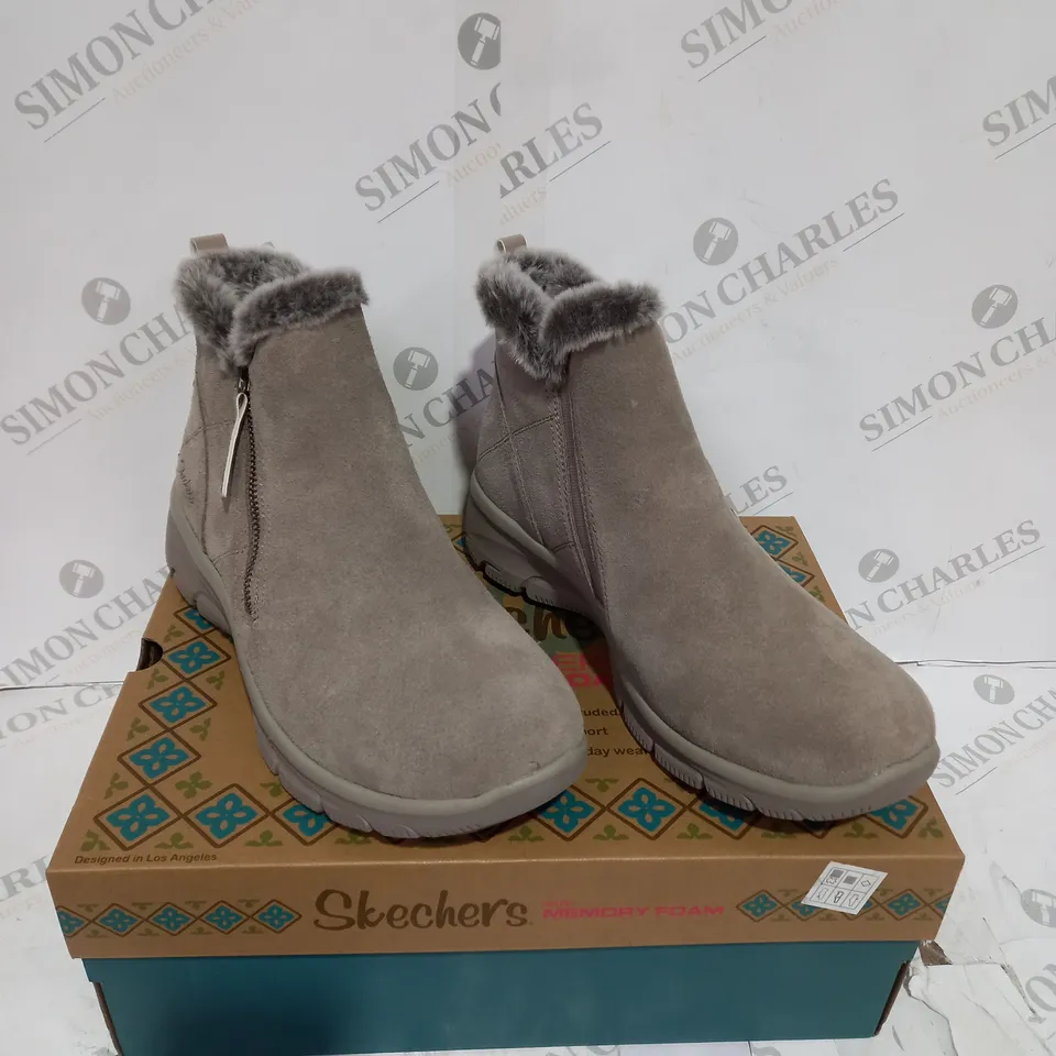 BOXED PAIR OF SKECHERS SIZE 7 FOOTWEAR