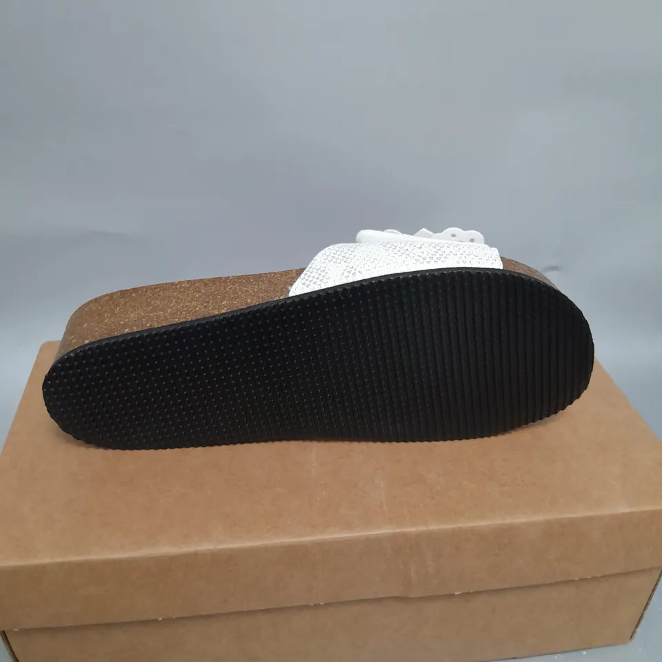 BONOVA WHITE FLOWER SANDALS - SIZE 4
