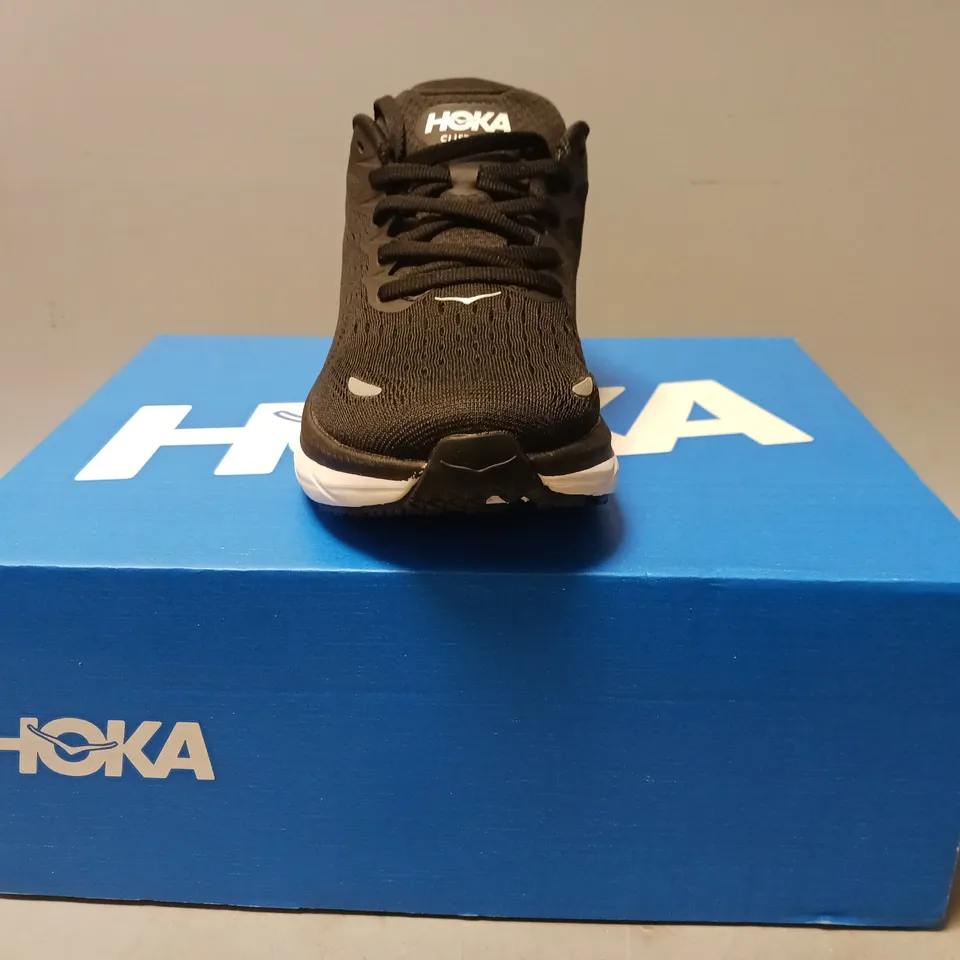 BOXED PAIR OF HOKA CLIFTON 7 SHOE SIN BLACK/WHITE UK SIZE 5