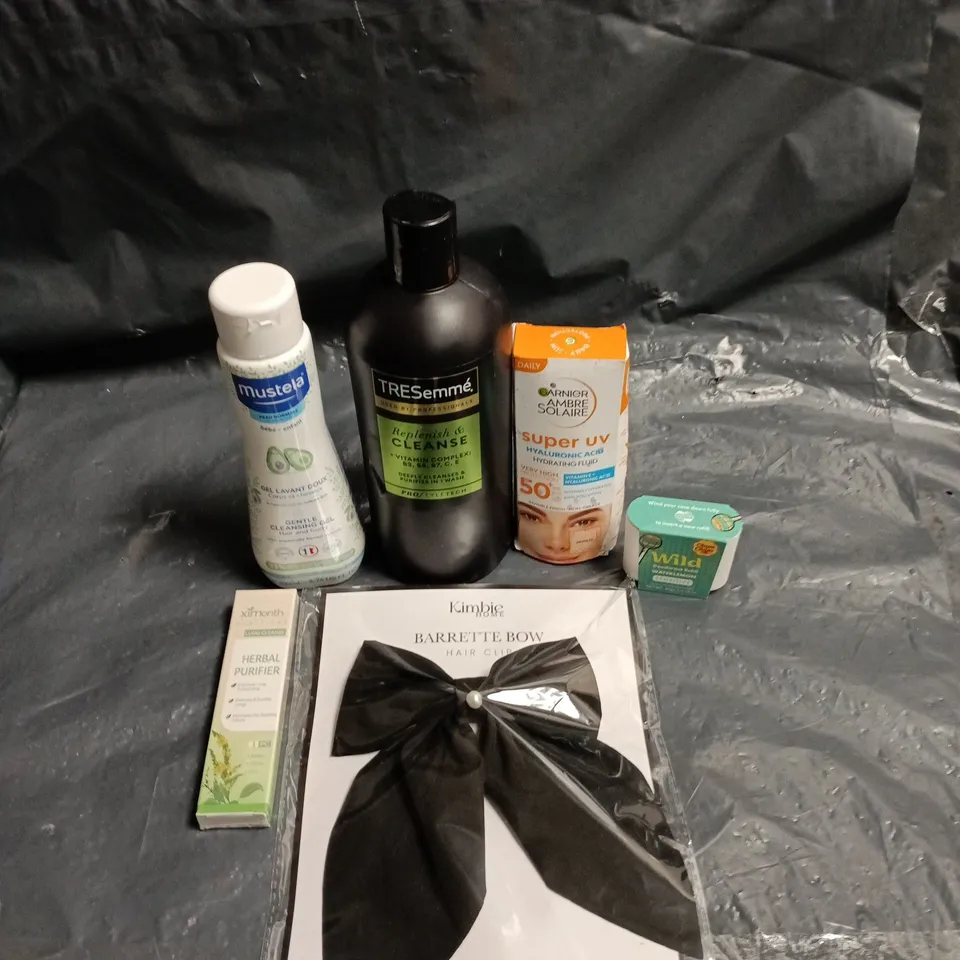 APPROXIMATEY 20 ASSORTED HEALTH AND BEAUTY PRODUCTS TO INCLUDE - TRESEMME SHAMPOO - GARNIER AMBRE SOLAIRE HYDRATING FLUID AND WILD DEODORANT REFILL