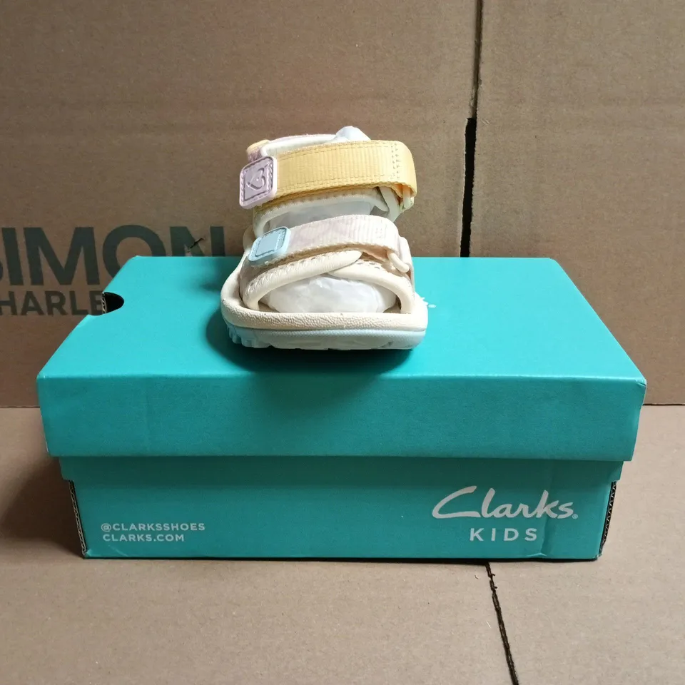 BOXED PAIR OF CLARKS KID'S WHARF TIDE SANDALS IN WHITE/MULTI SIZE UK 7