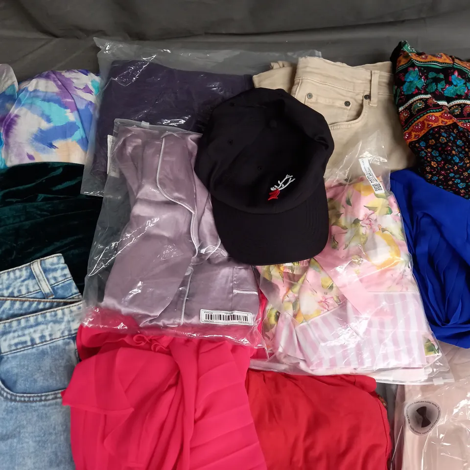 BOX OF APPROXIMATELY 25 ASSORTED CLOTHING ITEMS TO INCLUDE - JEANS, DRESSES, HAT ETC