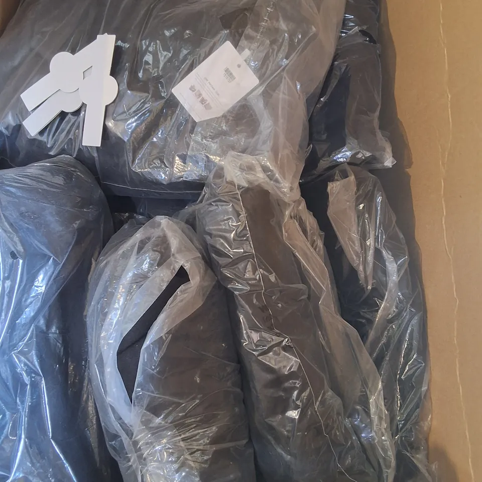 APPROXIMATELY 15 ASSORTED CLOTHING ITEMS IN VARIOUS SIZES & STYLES TO INCLUDE LA MAREY & TAMSY