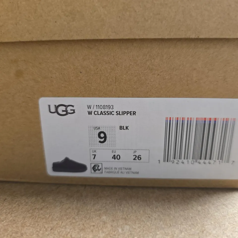 BOXED PAIR OF UGG WOMEN’S CLASSIC SLIPPER – BLACK, UK SIZE 7