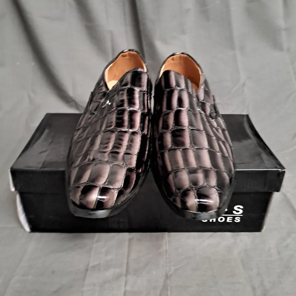 BOXED LOT OF APPROX. 11 PAIRS OF MENS SHOES. VARIOUS SIZES AND COLOURS