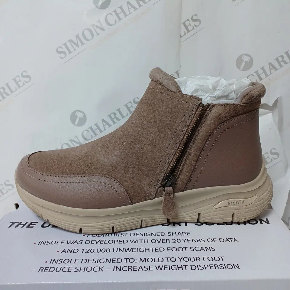 BOXED SKECHERS ARCH FIT SMOOTH ZIP BOOTS, MUSHROOM - SIZE 6