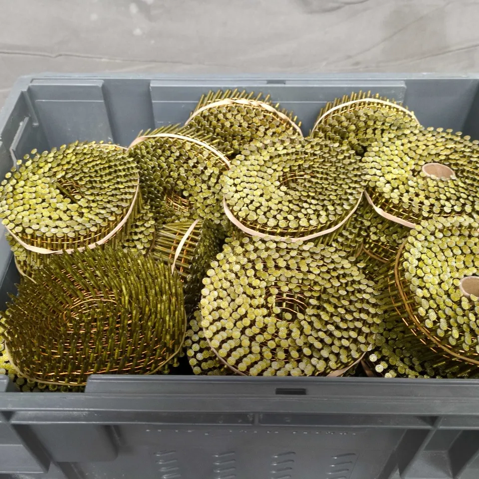 LARGE QUANTITY OF NAILS