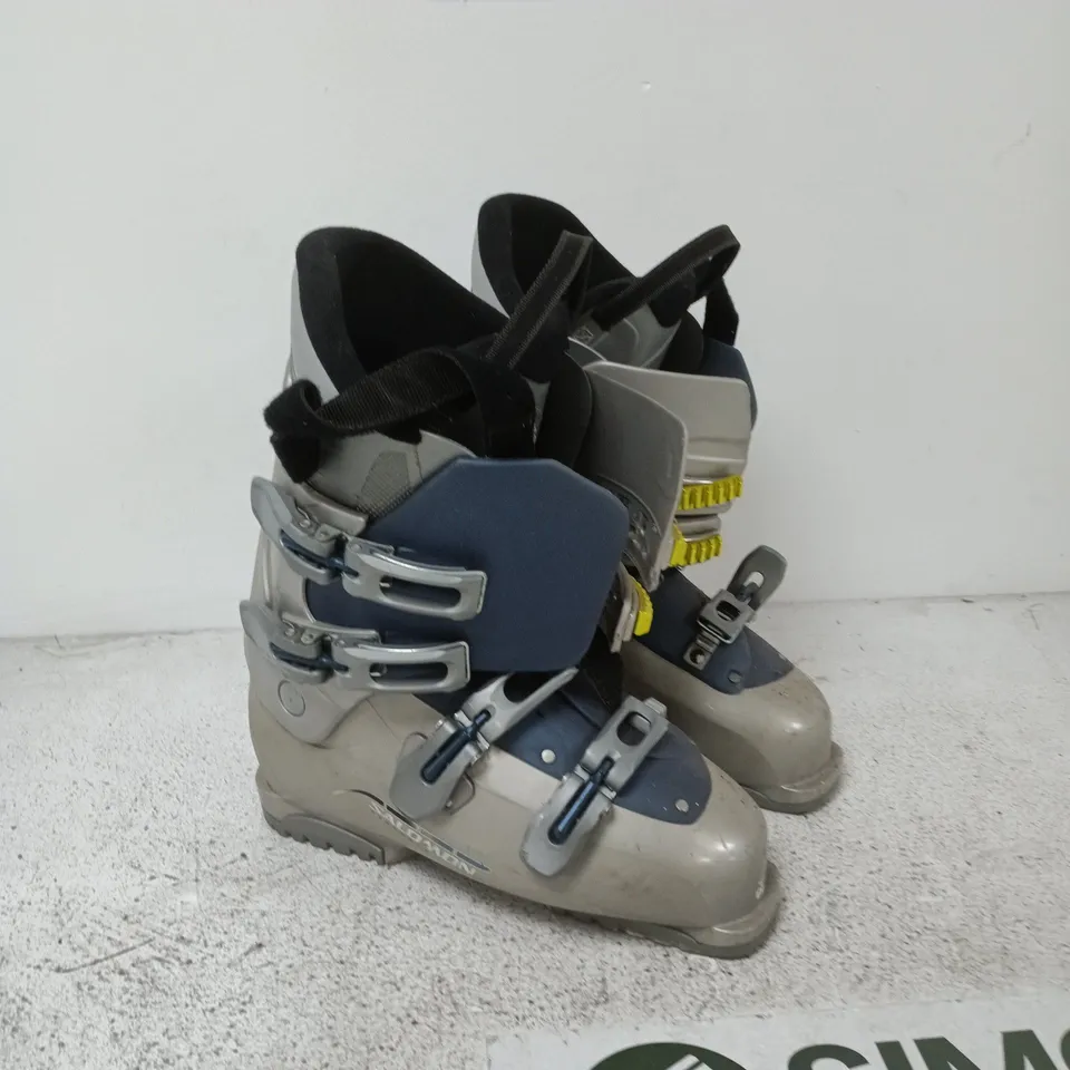 SKI BOOTS – GREY/BLUE, 4 BUCKLES, USED (UK 10)