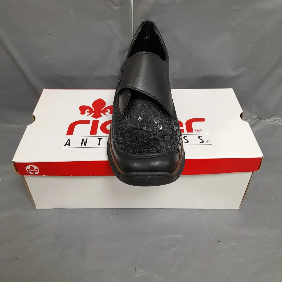BOXED PAIR OF BLACK REIKER ANTISTRESS SHOES - 7.5