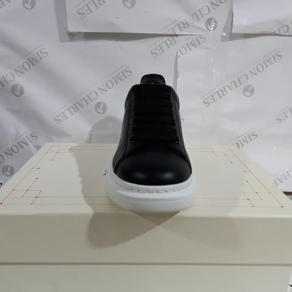 PAIR OF ALEXANDER MCQUEENS SNEAKER PELLE S GOMM LARRY COLOURED BLACK/WHITE - EU SIZE 43