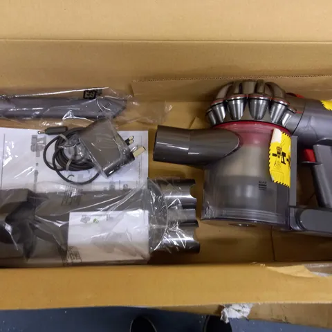 DYSON V8 VACUUM CLEANER