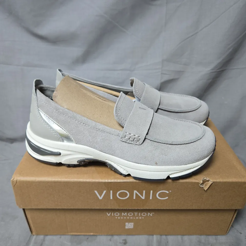 BOXED PAIR OF VIONIC 23 WALK LOAFERS IN PALOMA GREY/SILVER SIZE 4.5