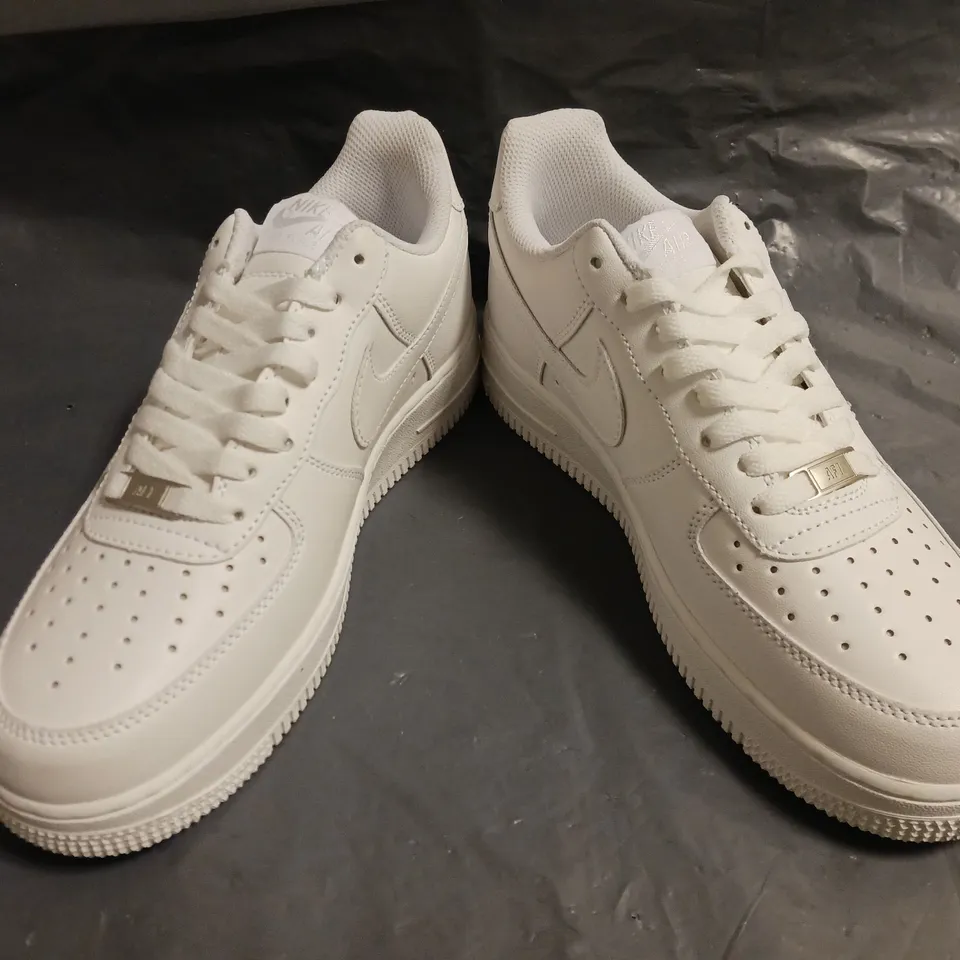 BOXED PAIR OF NIKE AIR FORCE 1 '07 SHOES IN WHITE UK SIZE 7.5