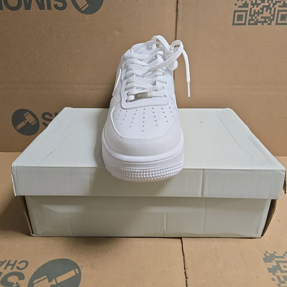 BOXED PAIR OF NIKE AIR FORCE 1 '07 SHOES IN WHITE SIZE UK 9