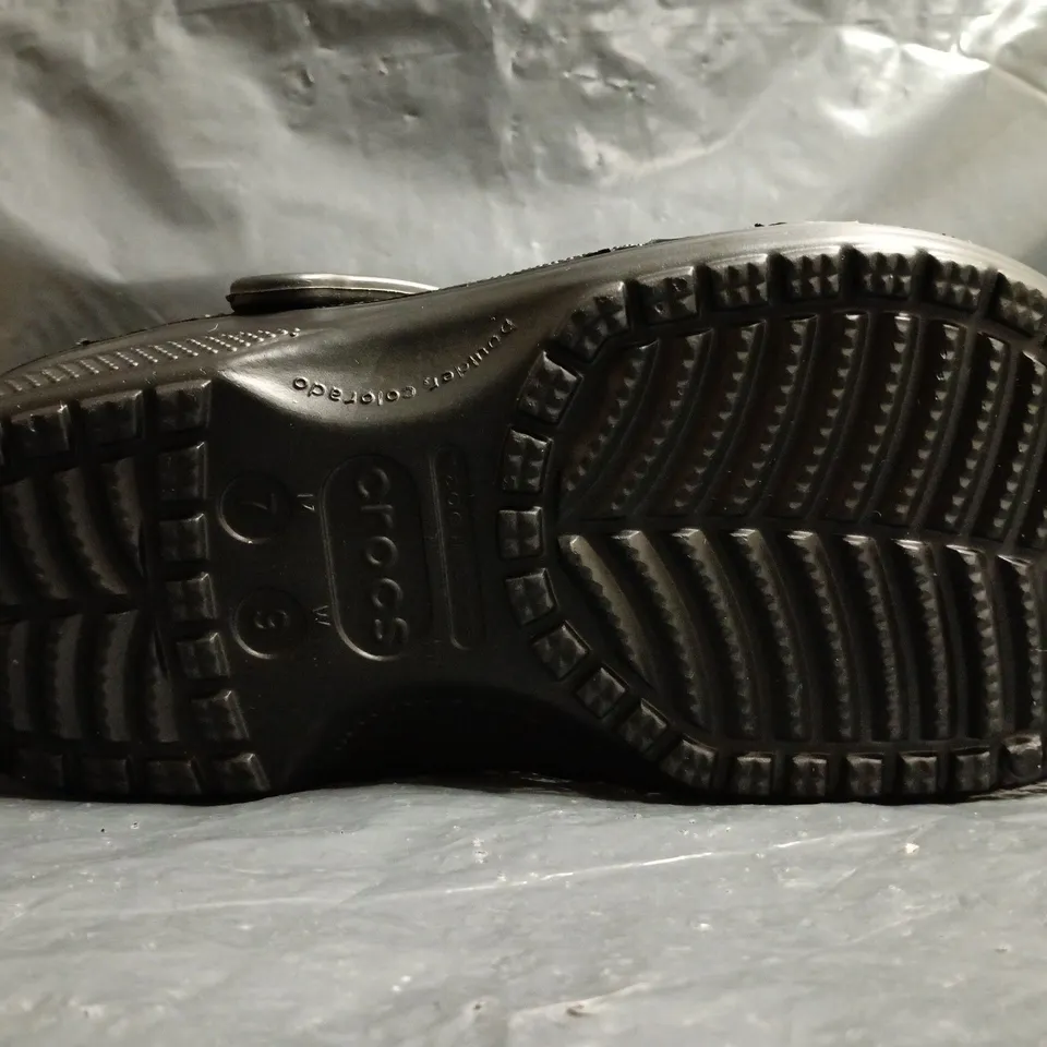 PAIR OF CROCS CLASSIC CLOGS IN BLACK SIZE UK M6/W7