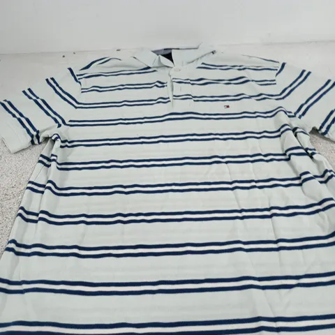 TOMMY HILFIGER CUSTOM FIT POLO SHIRT – WHITE WITH NAVY STRIPES, UK XL (US XL)