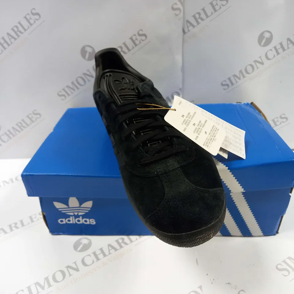 BOXED PAIR OF ADIDAS CQ2809 GAZELLE TRAINERS UK SIZE 9 