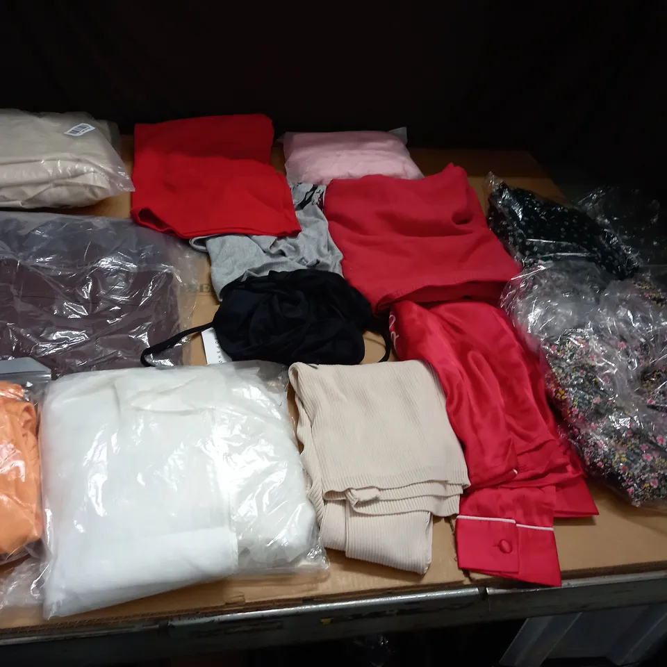 LOT OF APPROX 20 ASSORTED CLOTHING ITEMS VARYING IN SIZE/COLOUR/STYLE TO INCLUDE: TROUSERS, TOPS, DRESSES