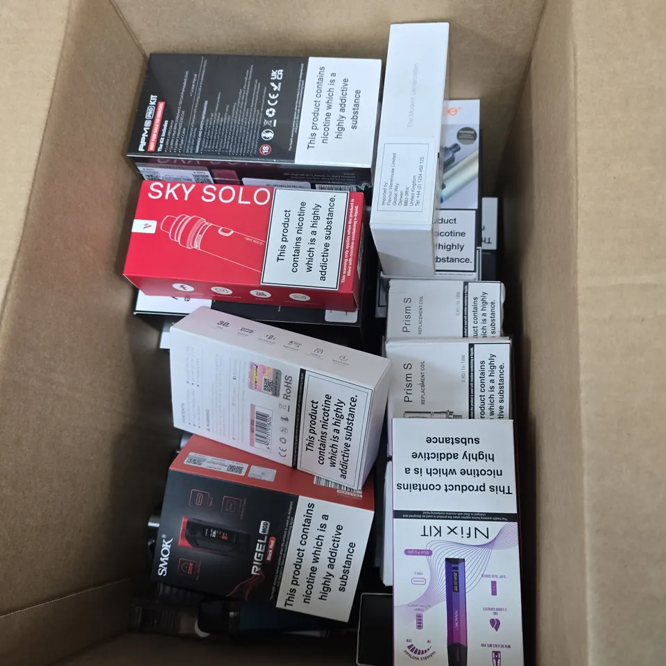 BOX OF APPROXIMATELY 30 ASSORTED E-CIGARETTES AND ACCOMPANIMENTS TO INCLUDE: VARIOUS SMOK ITEMS 