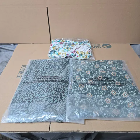 BOX OF APPROXIMATELY 30 X ASSORTED CLOTHING ITEMS, BAGGED.